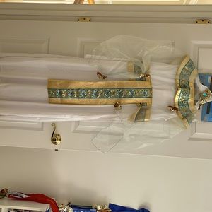 Egyptian cleopatra custom